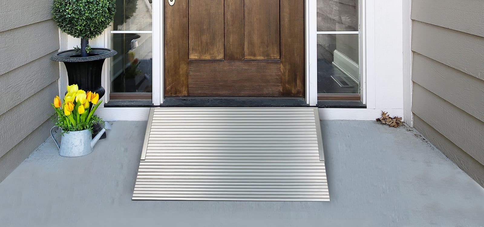 Low aluminum threshold ramp at a front door